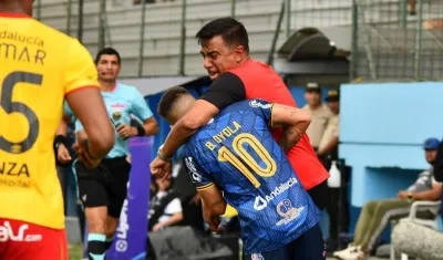 César Farías cuando agredía al jugador de Delfin, Bryan Oyola. 