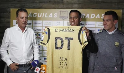 César Farías, nuevo técnico de Águilas Doradas, acompañado del directivo Jesús Ramírez y su asistente e hijo Jesús Farías. 