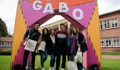 Asistentes posan en el primer día del Festival Gabo en Bogotá 