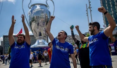 Aficionados del Inter de Milán animan al equipo en la plaza Taksim en Estambul, previo a la final de este sábado donde e el equipo italiano se enfrenta al Manchester City