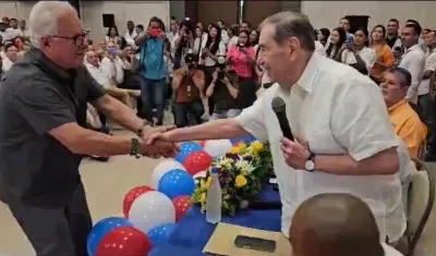 El exsenador Fuad Char estrecha la mano a Joao Herrera, luego de anunciarle el aval como candidato a la Alcaldía de Soledad.