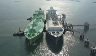 Dos de los buques con Gas Natural Licuado en la terminal de la compañía SPEC-LNG de Cartagena