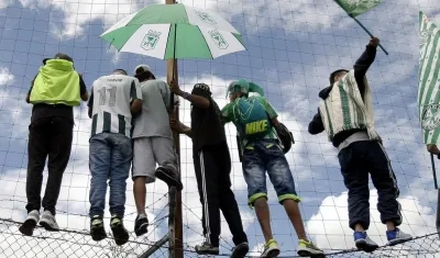 Los aficionados detenidas tenían en su poder bolsas de cocaína, armas blancas y bebidas alcohólicas. 
