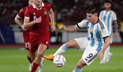 Julián Alvarez, delantero de Argentina, durante el partido contra Indonesia. 
