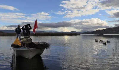 Buzos extraen basura de la laguna de La Cocha en El Encano en Nariño