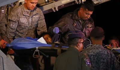 Soldados trasladan a uno de los 4 niños rescatados de la selva