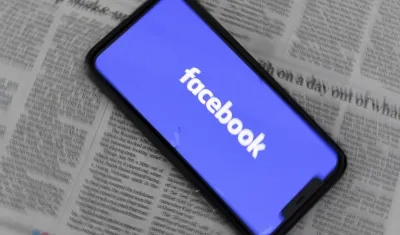 Facebook en un teléfono móvil