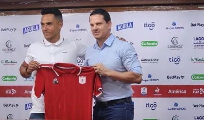 Lucas González fue presentado por el presidente del América, Mauricio Romero.