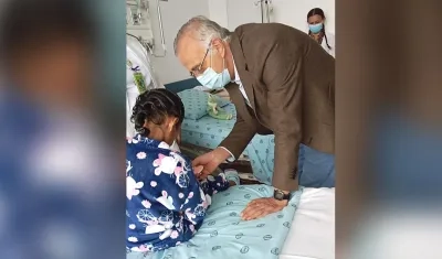 El ministro de Defensa, Iván Velásquez, y Lesly Mukutuy, la niña heroína