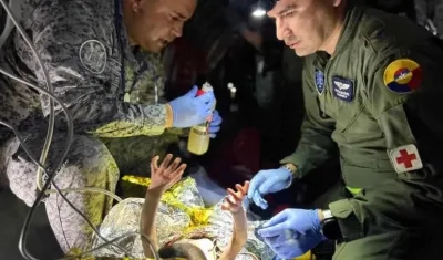 Uno de los menores atendido por fuerzas militares tras su rescate.