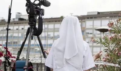 Imagen de archivo de una religiosa rezando por la salud del papa frente a la clínica donde estaba ingresado el pontífice durante una reciente hospitalización