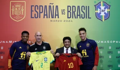 Ansu Fati, Luis Rubiales (RFEF), Ednaldo Rodrigues (CBF) y Rodrigo Morenodurante la presentación del partido entre España y Brasil.