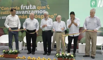 Directivos de Nutrium y el Alcalde de Malambo, Rummenigge Monsalve. 