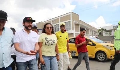 El alcalde Jaime Pumarejo durante el recorrido por el sector 'La Isla' de La Cordialidad.