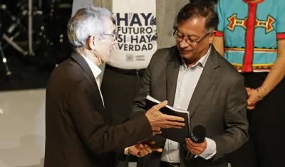 El sacerdote jesuita Francisco De Roux y Gustavo Petro