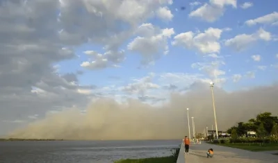 La espesa columna de humo que sale de la Isla Salamanca captada desde el Gran Malecon