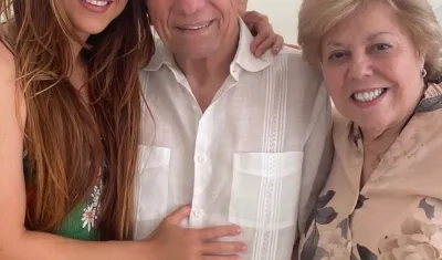 Shakira junto a sus papás William Mebarak y Nidia Ripoll