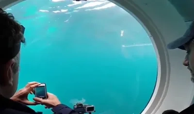 Dos turistas en el submarino Ocean Gate en una foto de archivo