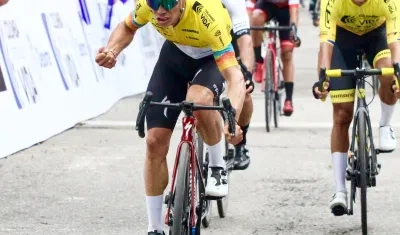 Miguel Ángel 'Superman' López superó en la llegada a Johan Colón.