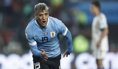 Luciano Rodríguez festeja el gol que le dio el título a Uruguay.