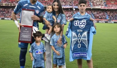 Sebastián Viera con su esposa Sara Correa y sus cuatro hijos: Máximo, Stephano, Santino y Santiago.