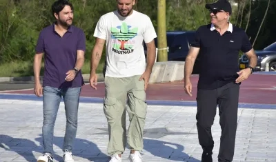 El alcalde Jaime Pumarejo, Sebastián Viera y Christian Daes. 