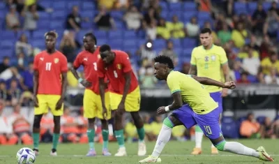 Vinicius Junior, ya vestido de amarillo, marcó de pena máxima el cuarto gol brasileño. 