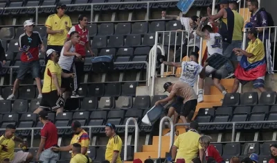 El enfrentamientos entre aficionados de la Selección Colombia en el estadio Mestalla. 