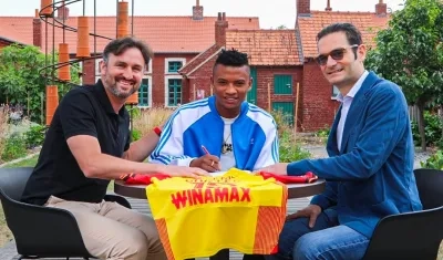 Oscar Cortés durante la firma del contrato con su nuevo club.