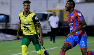 Jefrey Trujillo, del Unión Magdalena, llega al cierre de un jugador del Huila. 