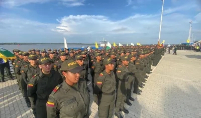 300 auxiliares de policías graduados. 