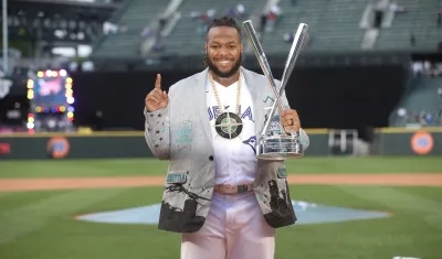 Vladimir Guerrero Jr. con el trofeo de ganador del Derby de Jonrones. 