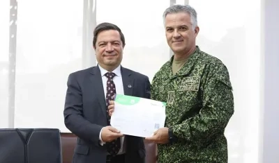 Momento en que la Dimar recibe la acreditación. 