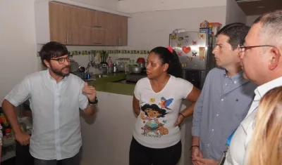 Jaime Pumarejo, alcalde de Barranquilla, conversando con los afectados.