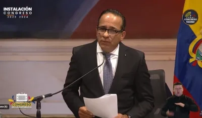 Alexander López, presidente saliendo del Congreso.