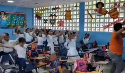 La docente Angely Escobar realizando pausas activas a sus alumnos.