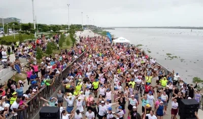 Asistentes del evento durante la clase de baile.