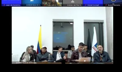 Daysuris Vásquez y Nicolás Petro en el búnker de a Fiscalía durante la audiencia que se iba a realizar esta noche. 