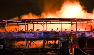 Bus incendiado en París.