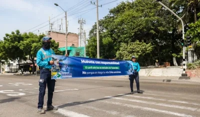 Agentes de Tránsito en la prolongación de Murillo para que no invadan el carril de 'Solo bus'. 