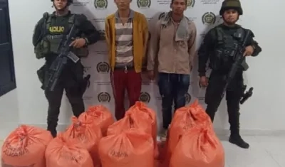 Hombres capturados en flagrancia. 