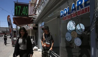 Mexicanos acudiendo a casas de cambio.