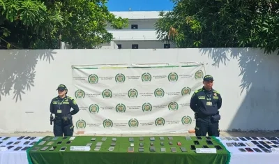 Cien celulares incautados.