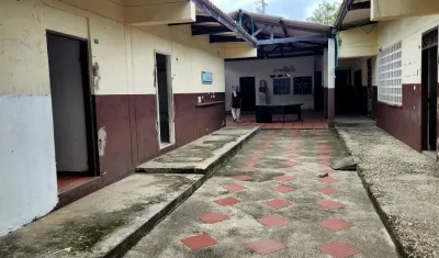 Las desmanteladas instalaciones del colegio de El Doral, sin puertas ni ventanas.