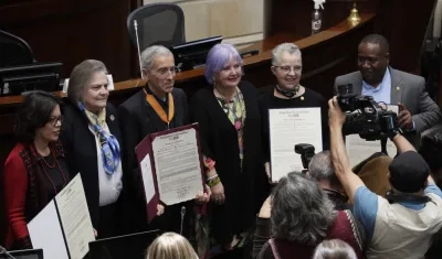 La condecoración a la Comisión de la Verdad en el Congreso.