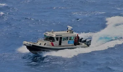 Efectivos del Comando Específico de San Andrés patrullando la zona costera de la isla