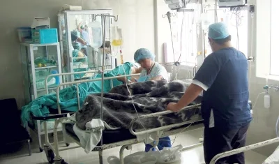 Atención médica a un paciente en Perú. 