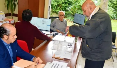 Ciudadano español votando por correo.