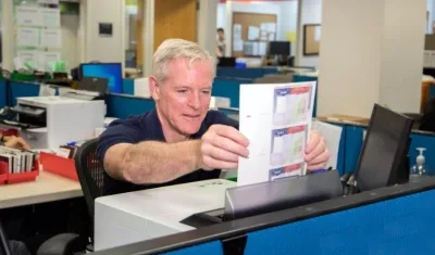 Un funcionario del área de visas de la embajada de EE.UU. en Bogotá.