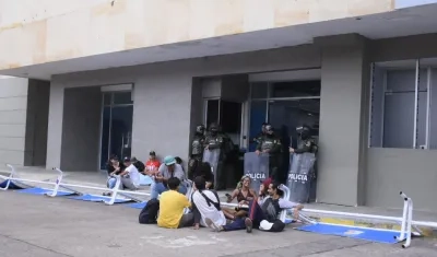 Los estudiantes en la entrada de la Gobernación.